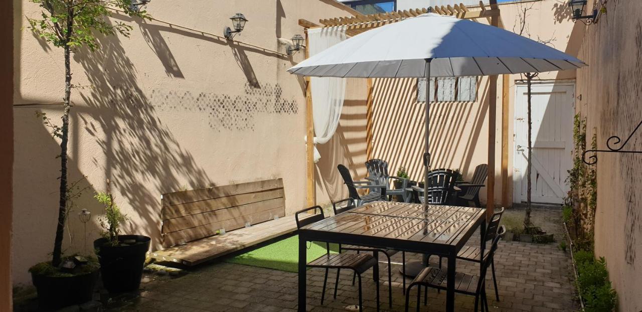 Le Patio Belle Maison En Plein Centre Ville, Avec Grande Terrasse Au Calme Бастонь Екстер'єр фото