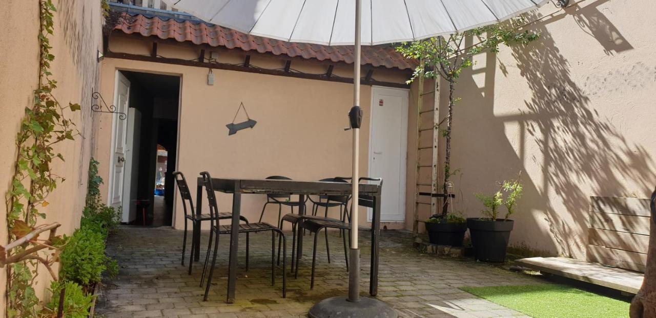 Le Patio Belle Maison En Plein Centre Ville, Avec Grande Terrasse Au Calme Бастонь Екстер'єр фото